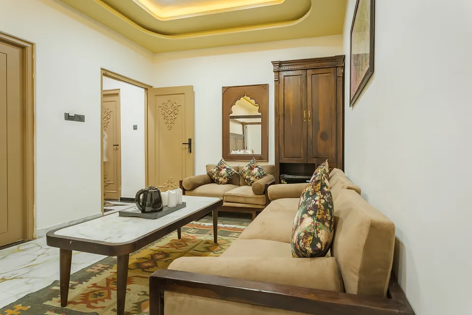 King Suite seating area with dhurrie rug
