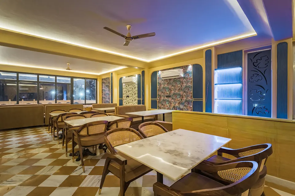 Restaurant seating with marble tables at Hotel Jigyasa Palace